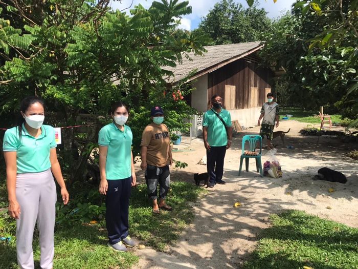 พนักงาน อบต.บางขุนทอง มอบถุงยังชีพช่วยเหลือประชาชนตำบลบางขุนทองที่ประสบปัญหากับโรคติดเชื้อไวรัสโคโรนา 2019